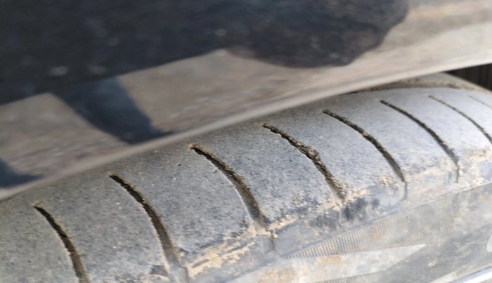 2011 Hyundai Verna FLUIDIC 1.6 VTVT EX, Petrol, Manual, 1,04,964 km, tyre