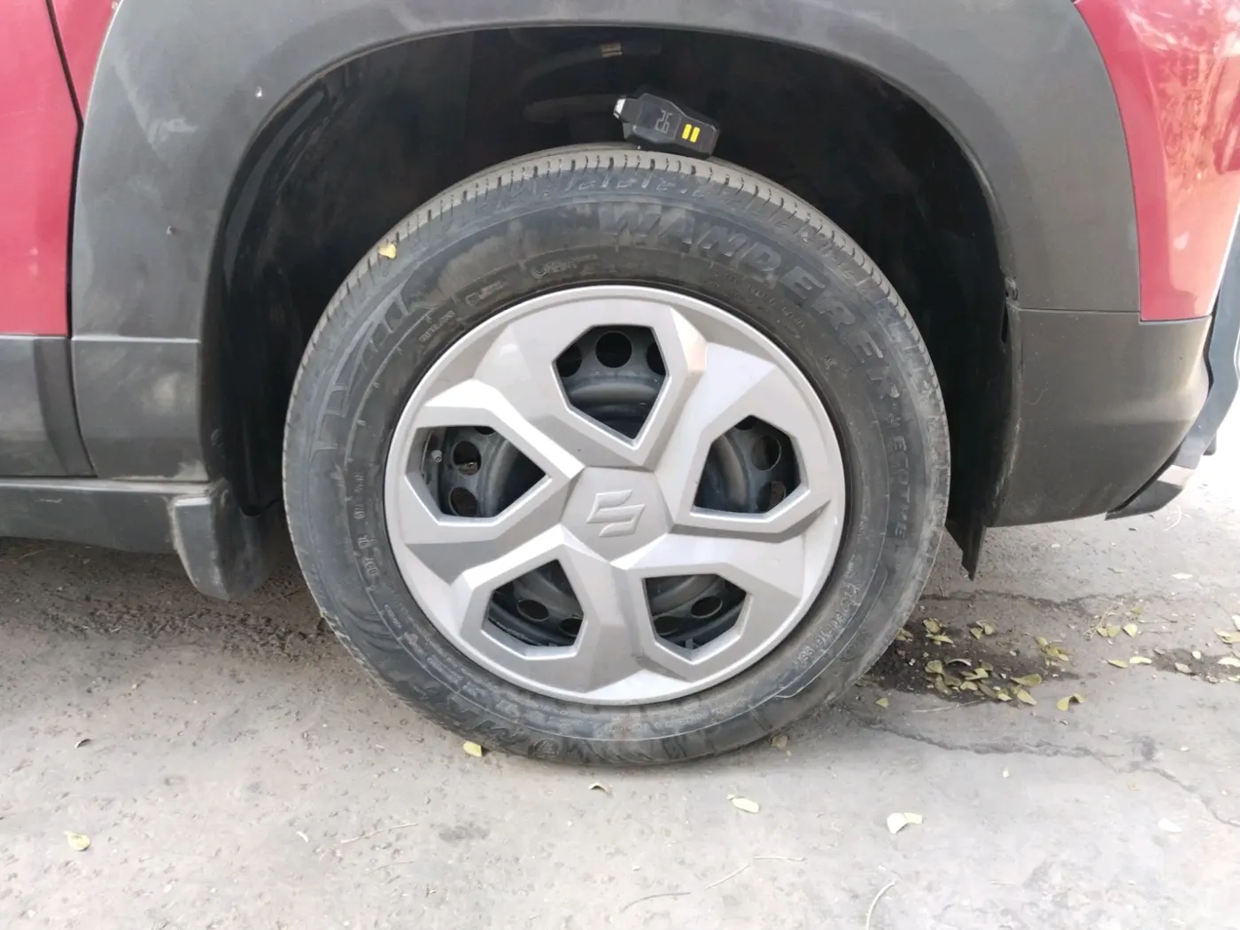 2023 Maruti BREZZA LXI S- CNG, Petrol, Manual, 60,098 km, tyre