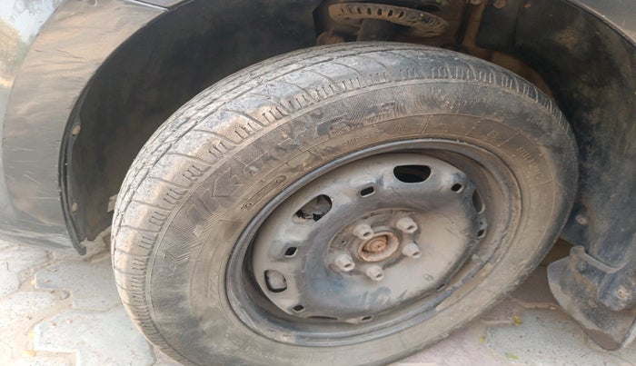 2015 Volkswagen Polo COMFORTLINE 1.2L, Petrol, Manual, 88,003 km, tyre