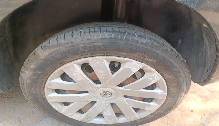 2015 Volkswagen Polo COMFORTLINE 1.2L, Petrol, Manual, 88,003 km, tyre