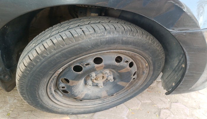 2015 Volkswagen Polo COMFORTLINE 1.2L, Petrol, Manual, 88,003 km, tyre