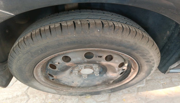 2015 Volkswagen Polo COMFORTLINE 1.2L, Petrol, Manual, 88,003 km, tyre