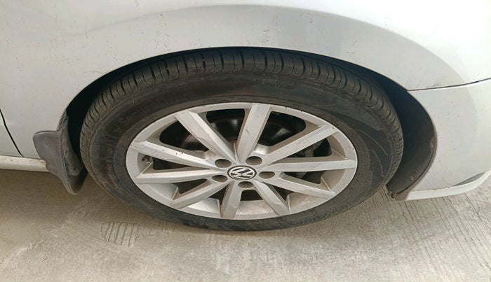 2017 Volkswagen Ameo HIGHLINE PLUS 1.5L AT 16 ALLOY, Diesel, Automatic, 1,18,149 km, tyre