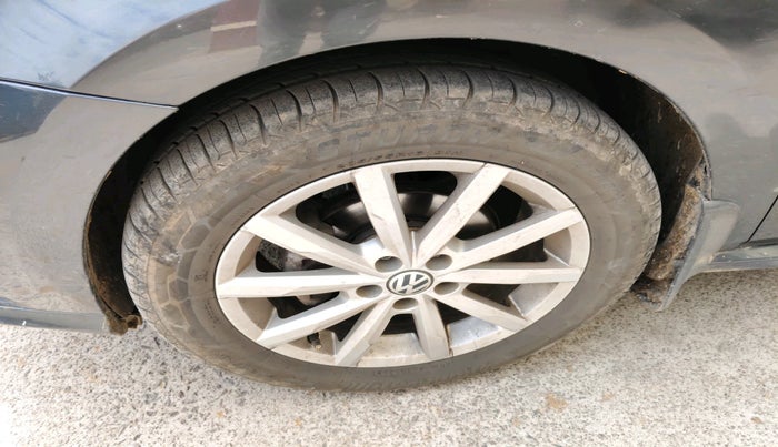 2017 Volkswagen Ameo HIGHLINE PLUS 1.5L AT 16 ALLOY, Diesel, Automatic, 1,01,958 km, tyre