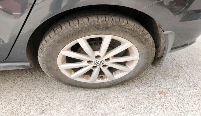 2017 Volkswagen Ameo HIGHLINE PLUS 1.5L AT 16 ALLOY, Diesel, Automatic, 1,01,958 km, tyre