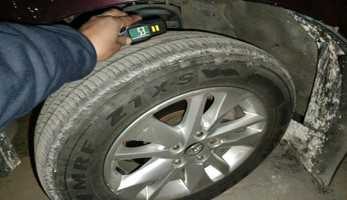 2017 Toyota Innova Crysta 2.4 GX 8 STR, Diesel, Manual, 1,80,337 km, tyre