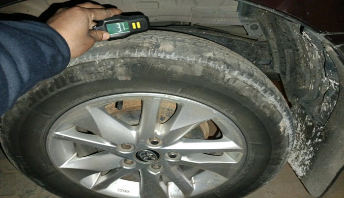 2017 Toyota Innova Crysta 2.4 GX 8 STR, Diesel, Manual, 1,80,337 km, tyre