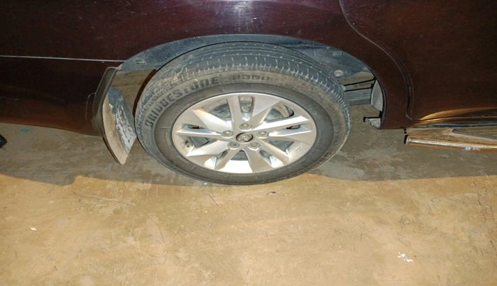 2017 Toyota Innova Crysta 2.4 GX 8 STR, Diesel, Manual, 1,80,337 km, tyre