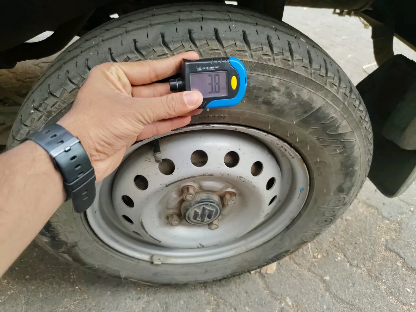 2023 Maruti Eeco 5 STR AC CNG, CNG, Manual, 1,01,753 km, tyre
