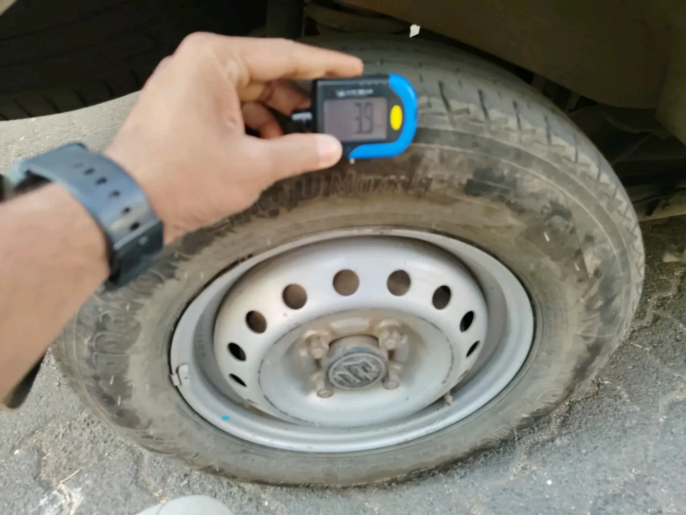 2023 Maruti Eeco 5 STR AC CNG, CNG, Manual, 1,01,753 km, tyre