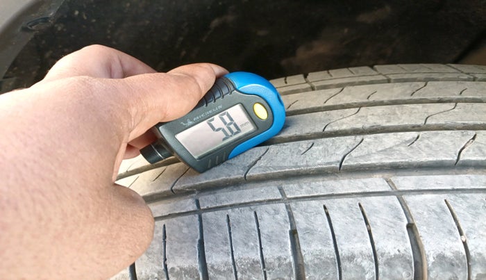 2022 Mahindra XUV700 AX 3 P MT 5 STR, Petrol, Manual, 19,420 km, tyre