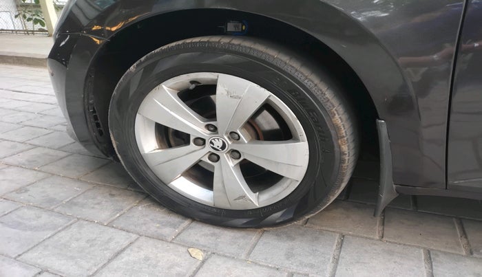 2016 Skoda Superb STYLE 1.8 TSI AT, Petrol, Automatic, 89,376 km, tyre