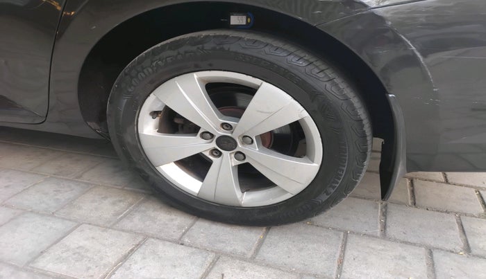 2016 Skoda Superb STYLE 1.8 TSI AT, Petrol, Automatic, 89,376 km, tyre