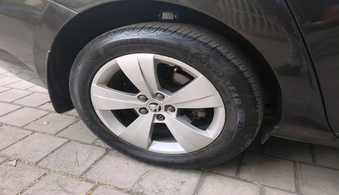 2016 Skoda Superb STYLE 1.8 TSI AT, Petrol, Automatic, 89,376 km, tyre