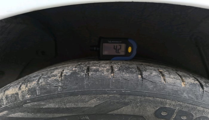 2014 Hyundai Verna FLUIDIC 1.6 CRDI SX, Diesel, Manual, 80,000 km, tyre