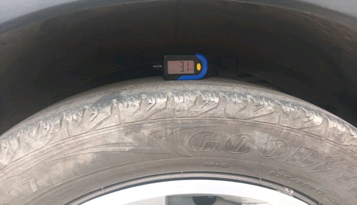 2017 Mahindra XUV500 W6, Diesel, Manual, 1,53,386 km, tyre