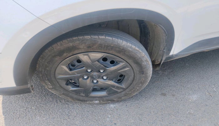 2024 Hyundai VENUE E 1.2, Petrol, Manual, 14,554 km, tyre