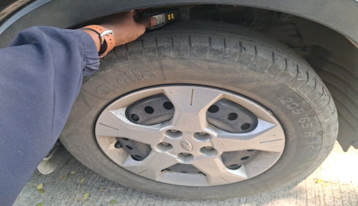 2020 Mahindra XUV300 W6 1.5 Diesel, Diesel, Manual, 52,753 km, tyre