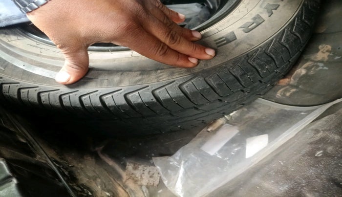 2017 Renault Kwid RXT 1.0 AMT (O), Petrol, Automatic, 76,172 km, tyre