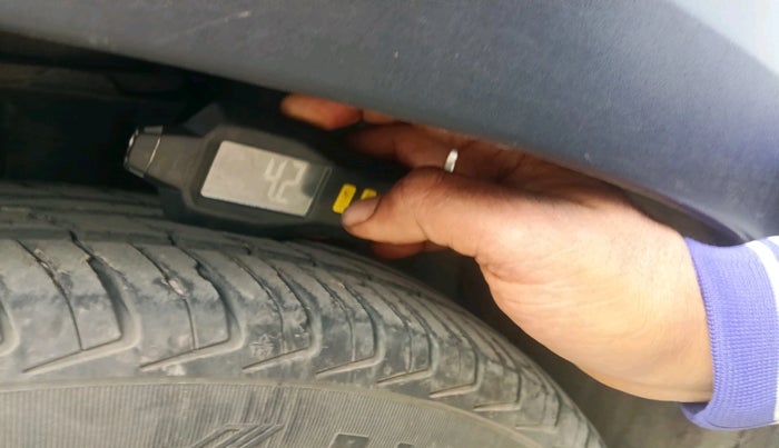 2017 Renault Kwid RXT 1.0 AMT (O), Petrol, Automatic, 76,172 km, tyre