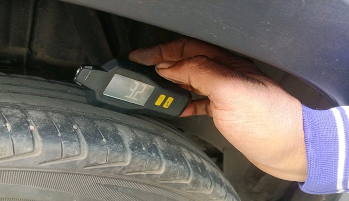 2017 Renault Kwid RXT 1.0 AMT (O), Petrol, Automatic, 76,172 km, tyre