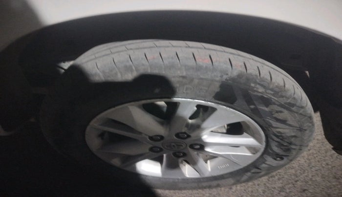 2020 Toyota Innova Crysta 2.4 VX 8 STR, Diesel, Manual, 2,48,792 km, tyre