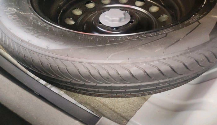 2024 MG ASTOR Shine 1.5 MT (Ivory), Petrol, Manual, 12,964 km, tyre