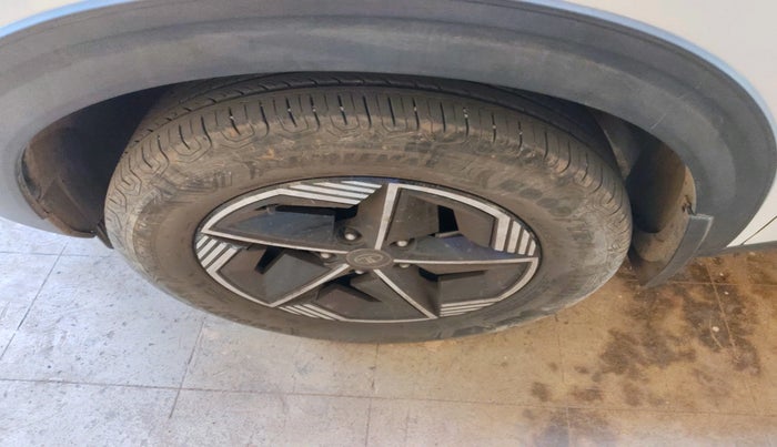 2023 Tata NEXON FEARLESS SUNROOF DUAL TONE 1.2 PETROL, Petrol, Manual, 25,966 km, tyre