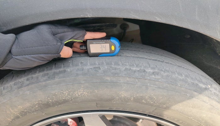 2022 Mahindra XUV700 AX 7 LUXURY D AT 7 STR, Diesel, Automatic, 45,569 km, tyre