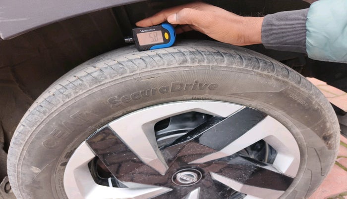 2024 Nissan MAGNITE Acenta B4D 1.0 Petrol MT, Petrol, Manual, 10,615 km, tyre