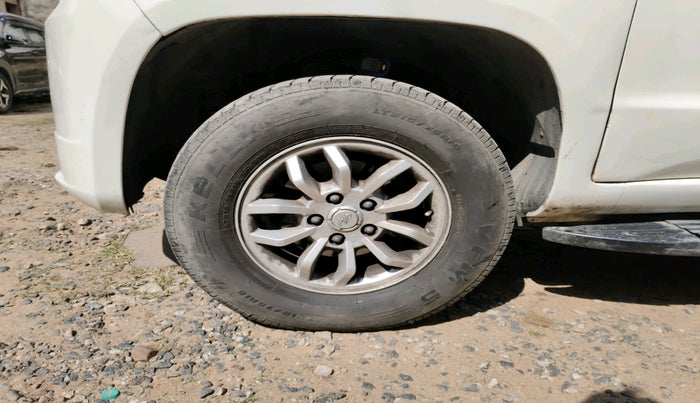 2015 Mahindra TUV300 T8, Diesel, Manual, 1,06,207 km, tyre