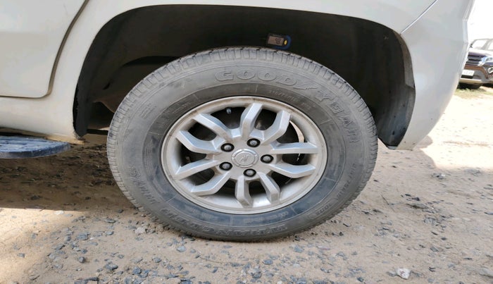 2015 Mahindra TUV300 T8, Diesel, Manual, 1,06,207 km, tyre