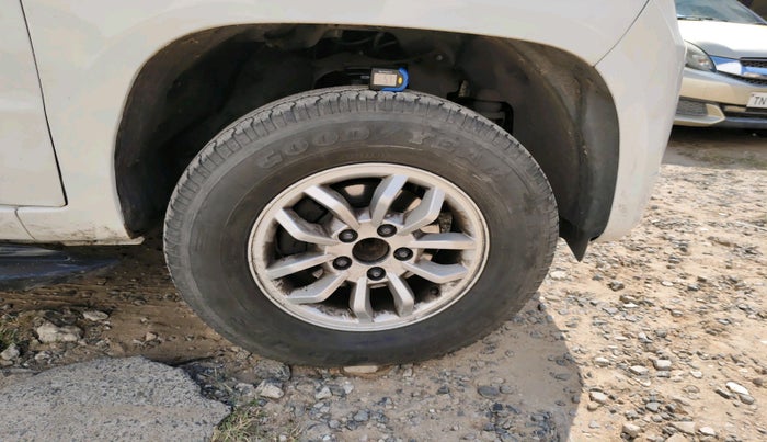 2015 Mahindra TUV300 T8, Diesel, Manual, 1,06,207 km, tyre