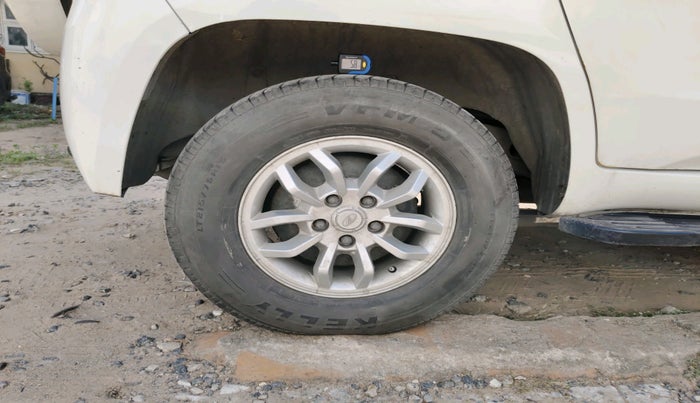 2015 Mahindra TUV300 T8, Diesel, Manual, 1,06,207 km, tyre