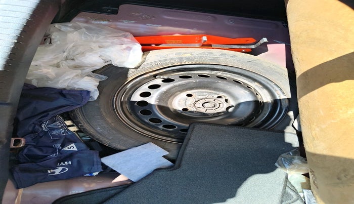 2016 Hyundai Grand i10 MAGNA AT 1.2 KAPPA VTVT, Petrol, Automatic, 1,04,348 km, tyre