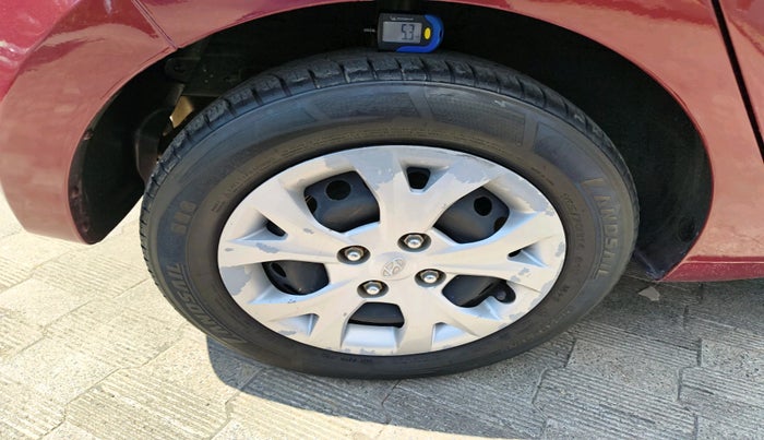 2016 Hyundai Grand i10 MAGNA AT 1.2 KAPPA VTVT, Petrol, Automatic, 1,04,348 km, tyre