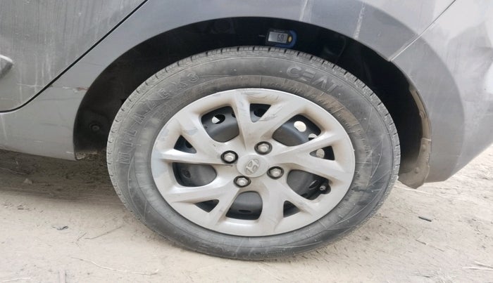 2017 Hyundai Grand i10 SPORTZ (O) 1.2 KAPPA VTVT, Petrol, Manual, 1,06,273 km, tyre