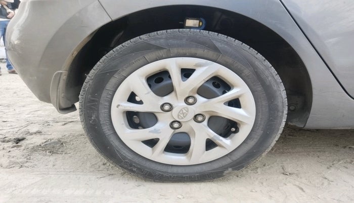 2017 Hyundai Grand i10 SPORTZ (O) 1.2 KAPPA VTVT, Petrol, Manual, 1,06,273 km, tyre