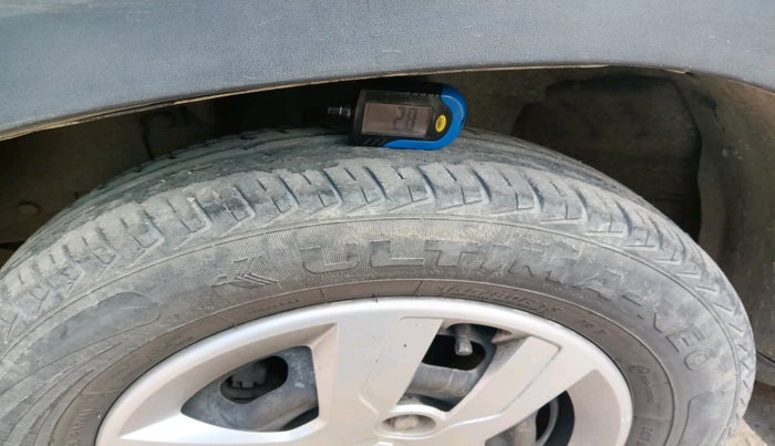 2017 Renault Kwid RXT 1.0 AMT (O), Petrol, Automatic, 88,843 km, tyre