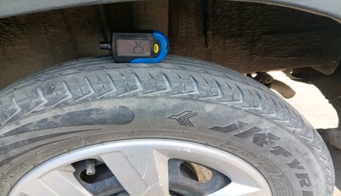 2017 Renault Kwid RXT 1.0 AMT (O), Petrol, Automatic, 88,843 km, tyre