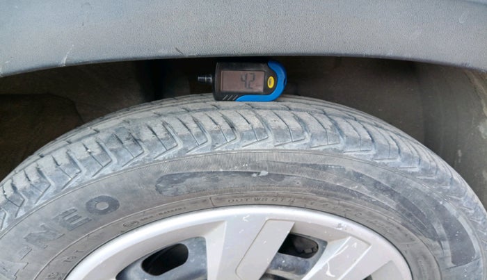 2017 Renault Kwid RXT 1.0 AMT (O), Petrol, Automatic, 88,843 km, tyre