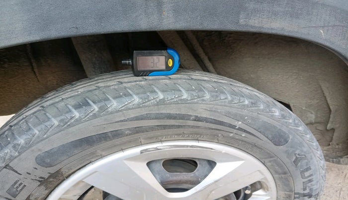 2017 Renault Kwid RXT 1.0 AMT (O), Petrol, Automatic, 88,843 km, tyre