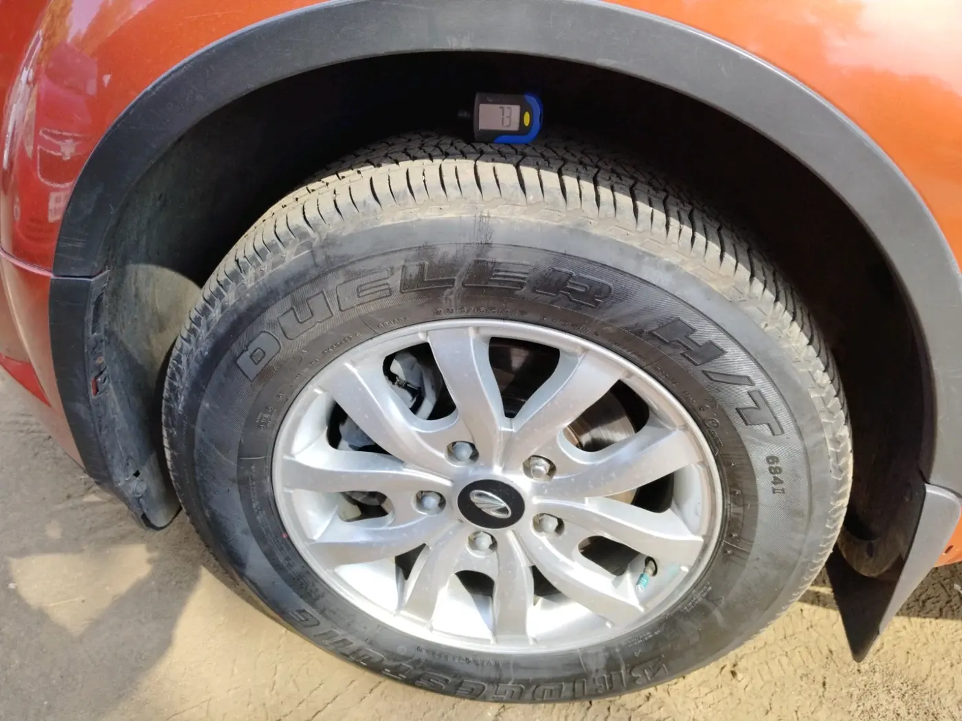 2015 Mahindra XUV500 W10, Diesel, Manual, 1,02,500 km, tyre