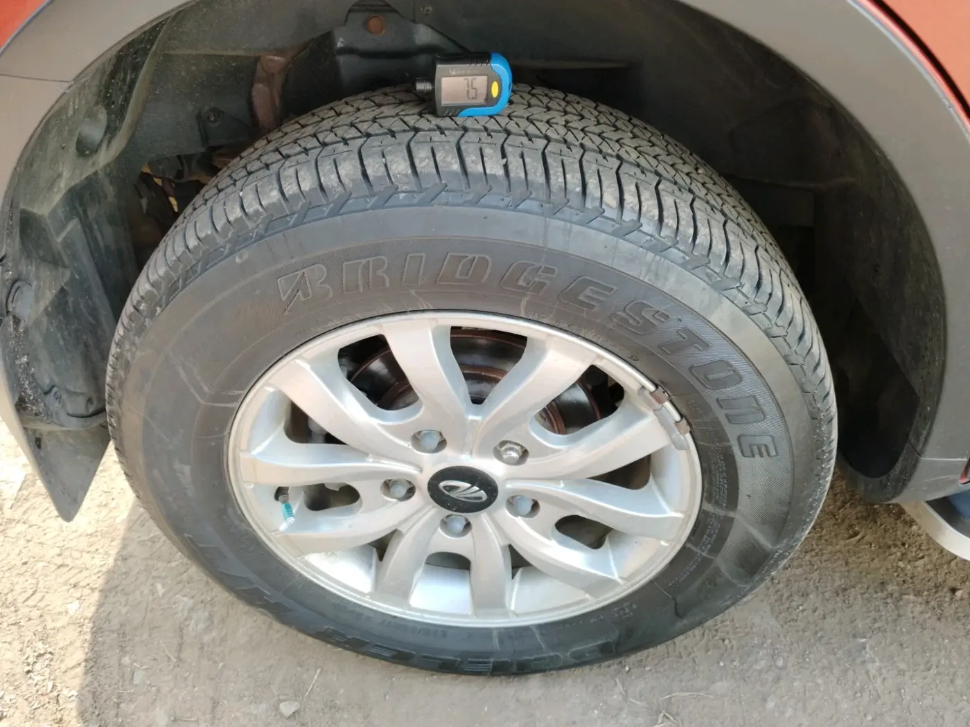 2015 Mahindra XUV500 W10, Diesel, Manual, 1,02,500 km, tyre