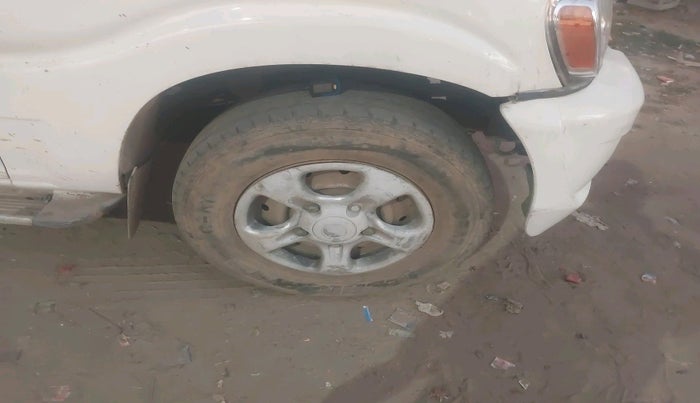 2014 Mahindra Scorpio LX, Diesel, Manual, 2,05,700 km, tyre
