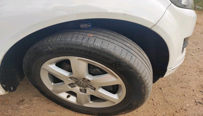 2011 Audi Q7 3.0 TDI QUATTRO, Diesel, Automatic, 1,24,141 km, tyre