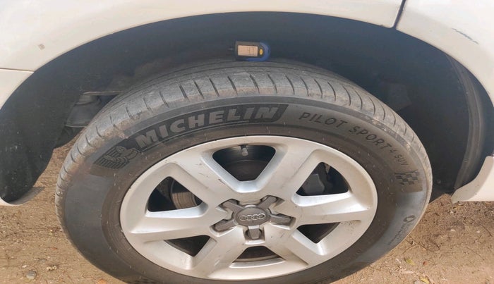 2011 Audi Q7 3.0 TDI QUATTRO, Diesel, Automatic, 1,24,141 km, tyre