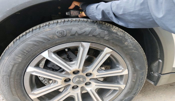 2021 Mahindra XUV700 AX 7 LUXURY D AT 7 STR, Diesel, Automatic, 53,170 km, tyre