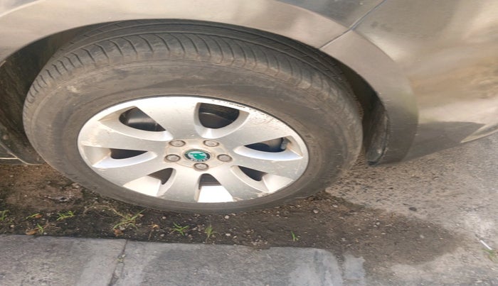 2011 Skoda Superb ELEGANCE 1.8 TSI MT, Petrol, Manual, 1,26,091 km, tyre