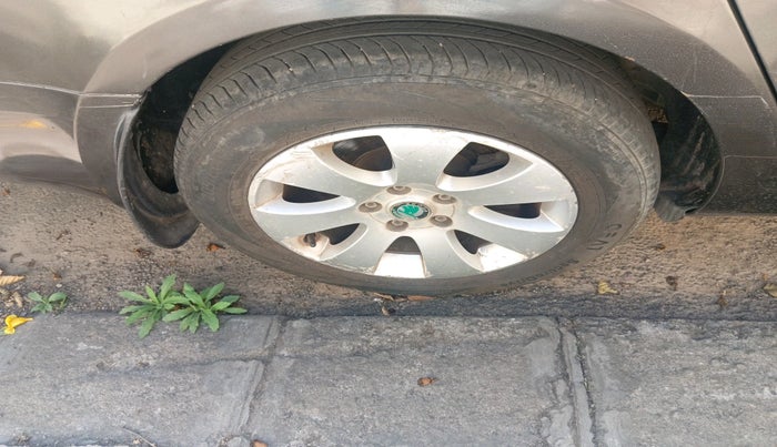 2011 Skoda Superb ELEGANCE 1.8 TSI MT, Petrol, Manual, 1,26,091 km, tyre